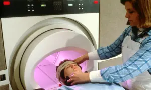 Pacjentka w aparacie PET. Czy badanie PET może się mylić? Techniczka przygotowuje pacjentkę do badania.