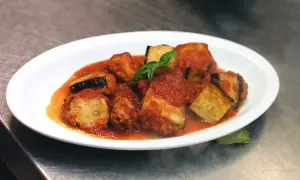 Friterad aubergine i tomatsås, toppad med färsk basilika. En läcker italiensk rätt.