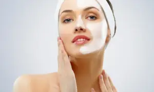 Jak zrobić peeling do twarzy, aby uzyskać gładką i zdrową skórę