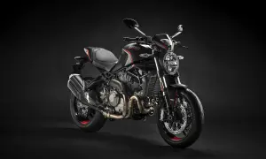 Czarny motocykl Ducati Monster na ciemnym tle.