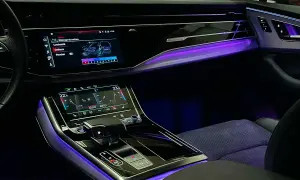 Intérieur de voiture moderne avec éclairage d'ambiance LED violet intégré, créant une atmosphère futuriste.
