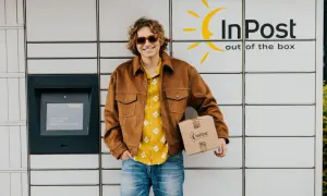 Uśmiechnięty mężczyzna z paczką InPost. Wysłał ją w piątek, więc pewnie dojdzie w poniedziałek.