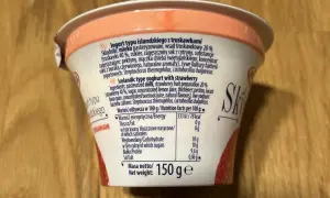 Ile kcal ma skyr truskawkowy? Sprawdź kaloryczność różnych marek