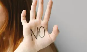 Dłoń z napisem "NO" symbolizuje trudny związek z osobą chorą na nerwicę, potrzebę postawienia granic.