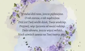 Wiersz z życzeniami dla mamy na urodziny, otoczony fioletowymi kwiatami. "Dziś jest Twój wielki dzień, Twoje urodziny.