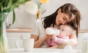 Pediatra radzi: bezpieczna zmiana mleka modyfikowanego krok po kroku
