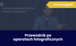 Mężczyzna w okularach prowadzi kurs fotografii online. Na ekranie widnieje napis "Przewodnik po aparatach fotograficznych".