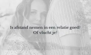 Een vrouw kijkt peinzend, terwijl de tekst vraagt: "Is afstand nemen in een relatie goed? Of vlucht je?