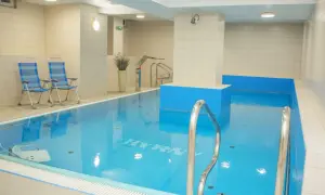Basen w hotelu Hyrny w Zakopanem. Idealna oferta 50 plus dla seniorów szukających relaksu i aktywnego wypoczynku.