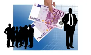 Grupa ludzi patrzy na banknoty 500 euro, które ktoś trzyma w ręku. Jeden mężczyzna w garniturze stoi z boku, jakby czekał na swój regres.