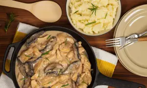 Pyszny strogonow z kurczaka w kremowym sosie z pieczarkami, podany z purée ziemniaczanym. Idealny obiad.