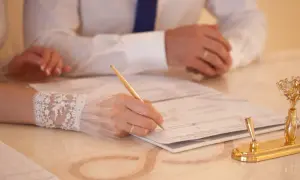 Jak skutecznie zgłosić zmianę nazwiska po ślubie i uniknąć problemów