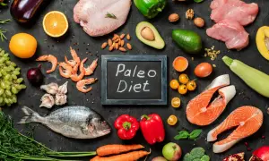Ingredienti freschi per la dieta paleo: pesce, carne, verdura, frutta, uova e noci.