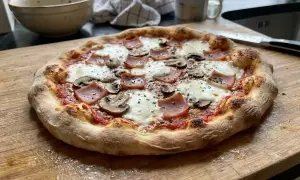 En hemmagjord pinsa med skinka och champinjoner, perfekt för ett mysigt kvällsmål. Detta pinsa recept ser fantastiskt ut!