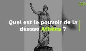 Statue d'Athéna, déesse de l'intelligence, portant un casque et une robe drapée. Le texte demande quel est son pouvoir.
