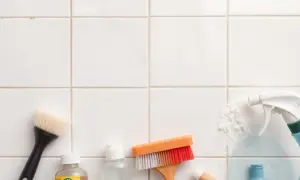 Skuteczne metody na to, czym zmyć zaschniętą fugę z płytek