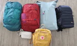 Sechs Rucksäcke in verschiedenen Farben und Größen, bereit für eine Weltreise und Backpacking.