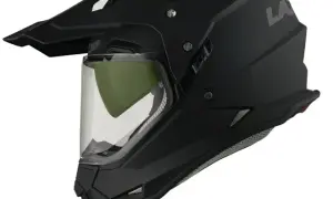 Kask enduro z szybą czy bez? Ekspert radzi, co wybrać