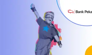 Chłopiec w stroju superbohatera, radośnie unosi rękę. To jakby mój skarb, konto bez minusów, które daje siłę! Bank Pekao.