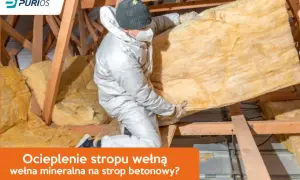 Pracownik w kombinezonie montuje wełnę mineralną, wykonując ocieplenie stropu betonowego.