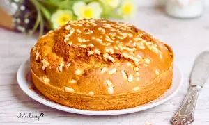 Torta in friggitrice ad aria, dorata e soffice, cosparsa di zuccherini. Perfetta per la colazione o la merenda.