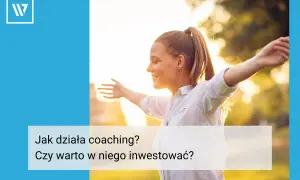 Uśmiechnięta młoda kobieta z rozłożonymi ramionami, symbol wolności i rozwoju. To obraz, który idealnie oddaje ducha coachingu grupowego.