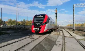 Nowy pociąg Kolei Wielkopolskich czeka na odjazd z Poznania do Wolsztyna.