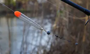 Fischers Pose zeigt an, wie tief der Köder für den Hecht hängt.