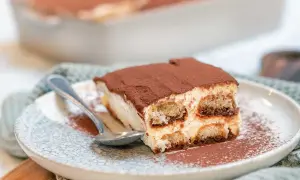 En bit krämig tiramisu med kex och kakao, perfekt för ett enkelt tiramisu recept.