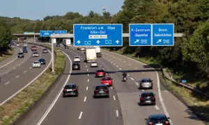 Autostrada w Niemczech, ruch samochodowy. Znaki drogowe wskazują kierunki: Frankfurt, Olpe, Kolonia, Bonn. Uważaj na mandaty w niemczech!