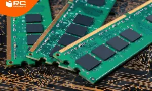 Módulos de memoria RAM verdes con chips negros sobre un circuito impreso dorado.
