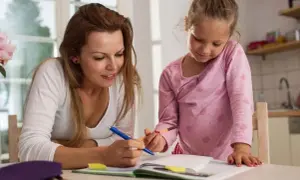 Mama i córka uczą się razem, analizując edukację domową wady i zalety.