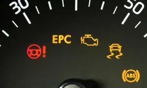 Kontrolki na desce rozdzielczej: EPC, silnik, kierownica z wykrzyknikiem, ESP i ABS. Co to znaczy?