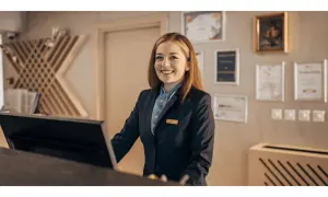 Ile zarabia recepcjonistka w hotelu 5 gwiazdkowym? Zaskakujące kwoty!