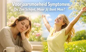 Twee vrouwen, één moe met voorjaarsmoeheid symptomen, de ander genietend van de zon.