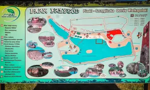 Mapa Parku Przygód w Ostrowie Wielkopolskim pokazuje liczne atrakcje: plac zabaw, park linowy, boiska sportowe, restaurację plażową i skansen pszczelarski.