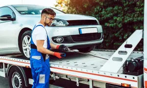 Mechanik przygotowuje auto do transportu. Zastanawiasz się, ile czasu na wyrejestrowanie auta po sprzedaży?