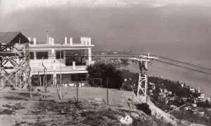 Stazione della funivia con vista panoramica su San Michele Salò e il lago. Montagne innevate sullo sfondo.