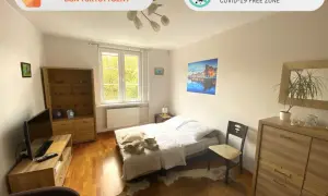 Pokój z łóżkiem, szafą i TV. U nas zrealizujesz bon turystyczny. Bezpieczny nocleg COVID-19 free zone. 4 pory roku bąkowo.