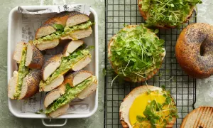 Bagels med avokado och grönt, perfekta picknick tips för en härlig dag utomhus.