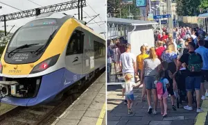 Nowoczesny pociąg Kolei Małopolskich czeka na pasażerów. Tłum ludzi, w tym rodziny z dziećmi, wsiada na peronie, gotowi na podróż pociągiem do Paryża z Krakowa.