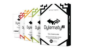 Rząd pudełek gry "Dylematy". Każde z nich przedstawia trudne wybory, które mogą prowadzić do utraty znajomych. Gra towarzyska dla dorosłych.