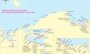 Mapa polskiego wybrzeża Bałtyku z zaznaczonymi przystaniami i numerami stron.