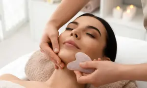 Relaksacyjny masaż twarzy z użyciem kamienia gua sha. Delikatne ruchy poprawiają krążenie i nadają skórze promienny wygląd.