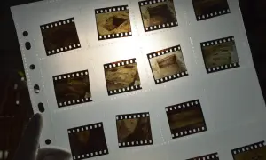 Przezroczysta folia z różnymi rodzajami filmu, ukazująca fragmenty wykopalisk archeologicznych.