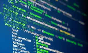 Code informatique affichant des variables comme `$AccountAge` et `$ReportLine`, avec des commentaires sur la gestion des comptes.