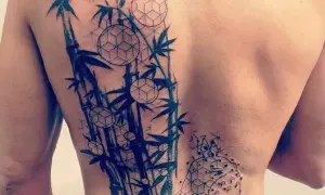 Tatuaż bambusa na plecach, symbolizujący siłę i elastyczność. Japońskie tatuaże znaczenie często wiąże się z naturą i jej potęgą.