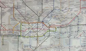 Mapa londyńskich stref metra z zaznaczonymi liniami i stacjami.