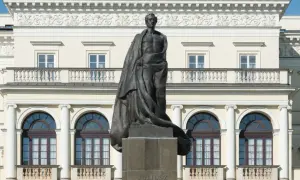 Pomnik Słowackiego, majestatyczna rzeźba w otoczeniu klasycystycznej architektury, przywołuje ducha poezji i historii.
