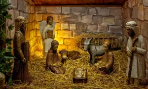Szopka z figurkami: Maryja, Józef, anioł, Trzej Królowie, osiołek i wołek. W żłóbku śpi Jezus. Jak w kolędzie "Lulajże Jezuniu".